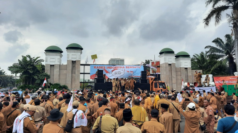 Ribuan kades atau kepala desa yang tergabung dalam Paguyuban Kepala Desa Indonesia Bersatu menggelar aksi demonstrasi di depan Gedung DPR, Senayan, Jakarta, Selasa, 17 Januari 2023. Mereka menuntut masa jabatan kades menjadi 9 tahun.