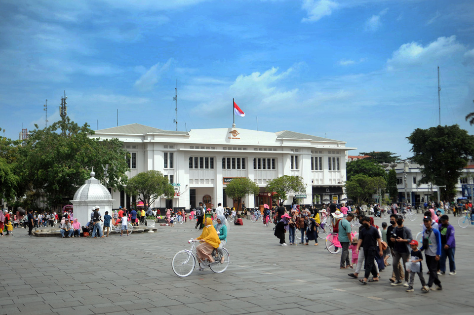 Sejumlah warga mengisi liburan Imlek dengan mengunjungi Kawasan Wisata Kota Tua Jakarta, Senin, 23 Januari 2023.