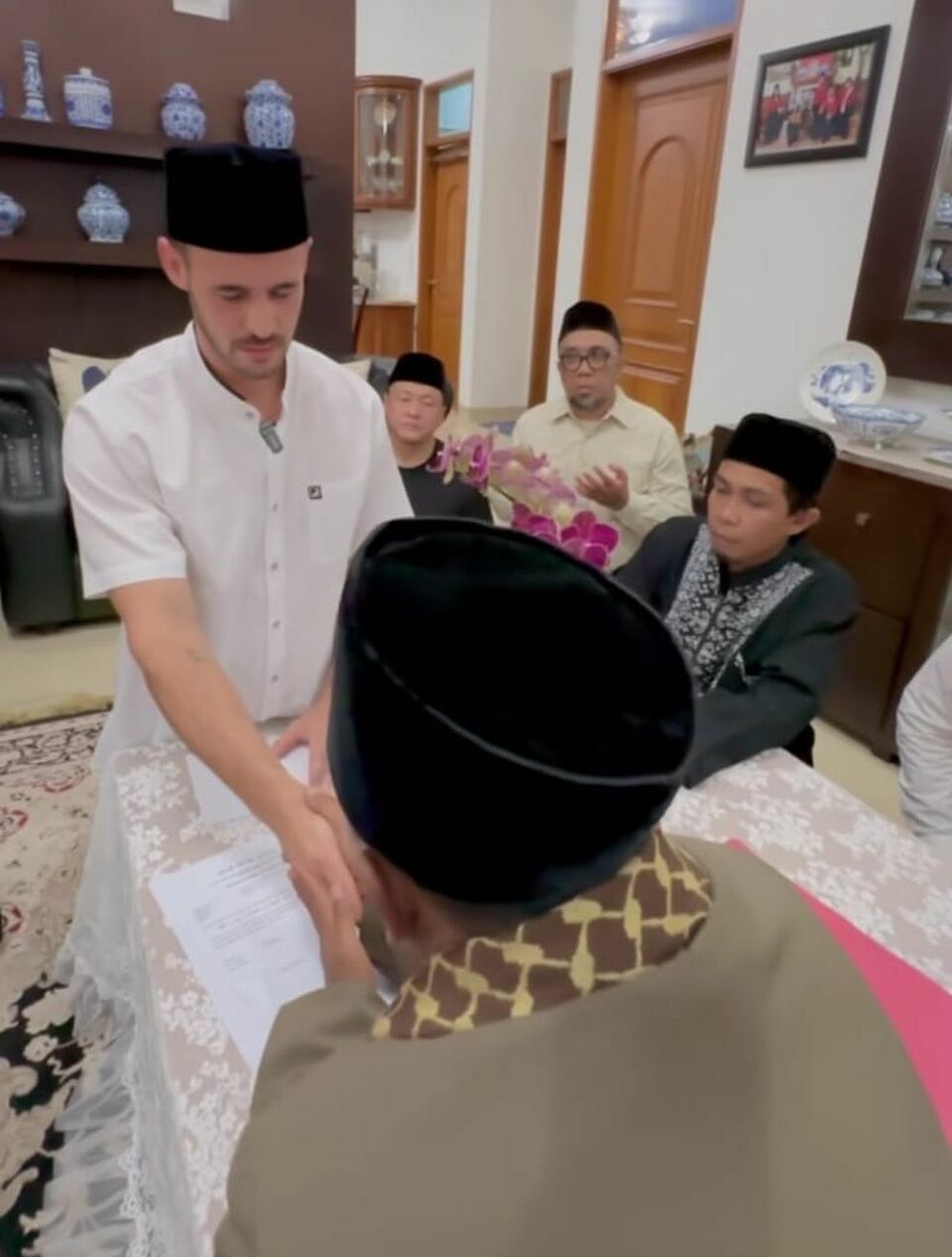 Kekasih Nikita Mirzani Resmi Mualaf, Sinyal Segera Nikah?