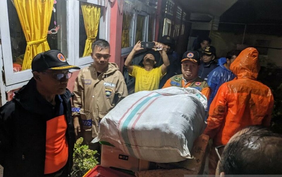 Kepala Pelaksana BPBD Sumatera Barat Jumaidi bersama Kepala Bidang Kebencanaan dan Logistik BPBD Sumatera Barat Rumainur mengirimkan bantuan bagi warga yang terdampak bencana alam di Kota Padang pada Selasa 24 Januari 2023.