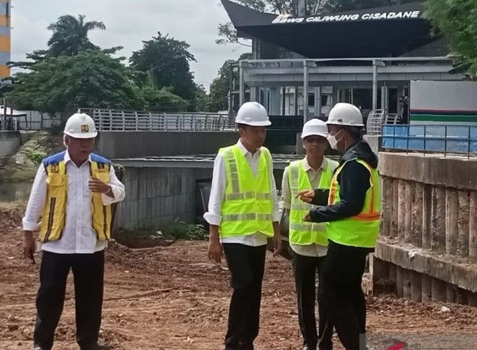 Presiden Joko Widodo saat meninjau proyek pembangunan sodetan Kali Ciliwung ke Kanal Banjir Timur (KBT), Jakarta, Selasa 24 Januari 2023.