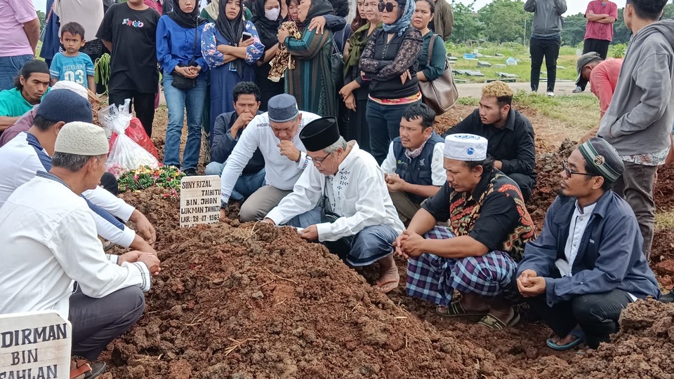 Sony Rizal Taihitu (60)m, sopir taksi korban pembunuhan, dimakamkan di TPU Mangunjaya, Tambun Selatan, Kabupaten Bekasi, Jawa Barat, Selasa (24/1/2023).