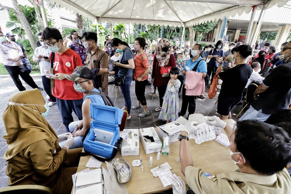 Sejumlah warga antri untuk mendapatkan layanan vaksin booster kedua di halaman Balai Kota DKI Jakarta, Selasa 24 Januari 2023.