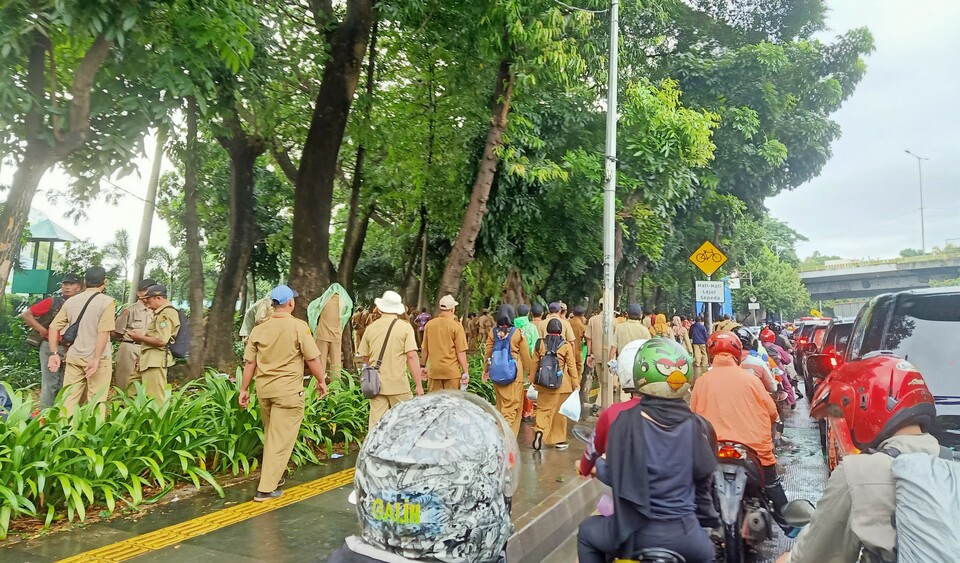 Massa dari Persatuan Perangkat Desa Indonesia (PPDI) mulai berdatangan untuk gelar aksi di Gedung DPR, Kompleks Parlemen, Senayan, Jakarta, Rabu 25 Januari 2023.