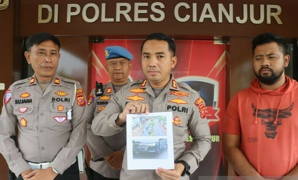 Kapolres Cianjur, Jawa Barat, AKBP Doni Hermawan, didampingi Kasatlantas Polres Cianjur dan Kasatreskrim Polres Cianjur, menunjukan ciri kendaraan yang menabrak mahasiswi Cianjur.