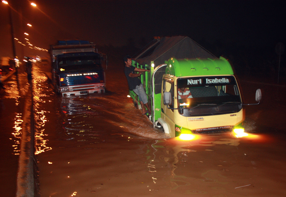 Banjir Lumpuhkan Ruas Tol BSD