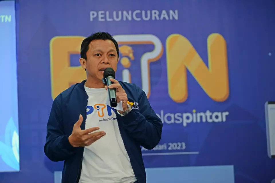 Founder dan CEO Kelas Pintar Fernando Uffie dalam peluncuran solusi PTN, di Jakarta, Kamis, 26 Januari 2023.