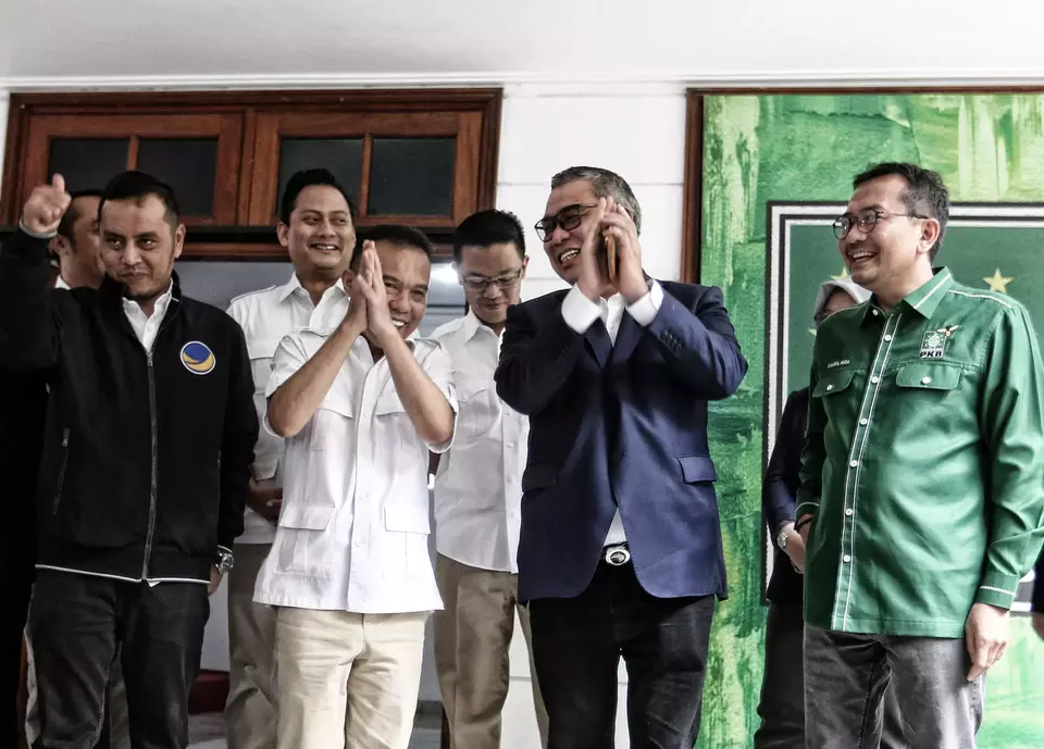 Wakil Ketua Umum Partai NasDem Ahmad Ali (kanan) berjabat tangan dengan Ketua Harian DPP Partai Gerindra Sufmi Dasco Ahmad (tengah), saat berkunjung di Kantor Sekretariat Bersama (Sekber) Partai Gerindra-PKB di kawasan Menteng, Jakarta, Kamis 26 Januari 2023. 