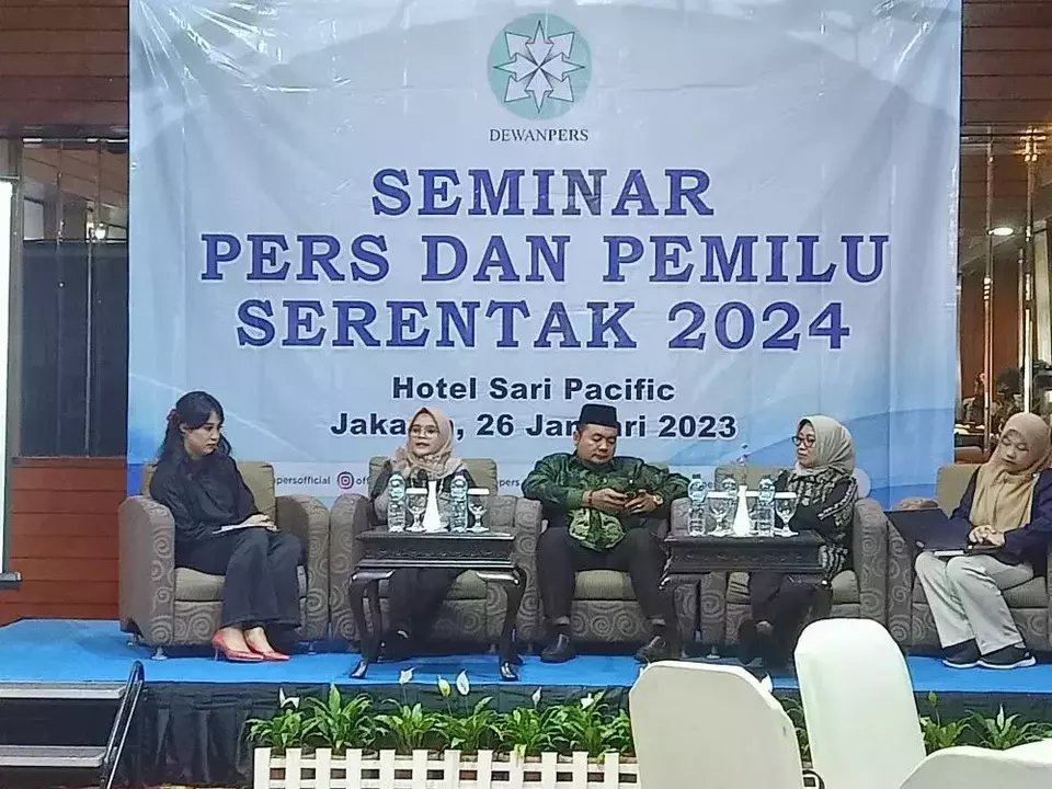Anggota Bawaslu Lolly Suhenty (kedua dari kiri) saat seminar 'Pers dan Pemilu Serentak 2024' yang diselenggarakan Dewan Pers di Hotel Sari Pacific Jakarta, Kamis (26/1/2023).