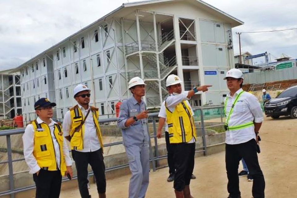 Direktur Jenderal Perumahan Kementerian PUPR Iwan Suprijanto (kedua dari kanan) meninjau hunian pekerja konstruksi IKN Nusantara di Penajam Paser Utara, Kalimantan Timur.