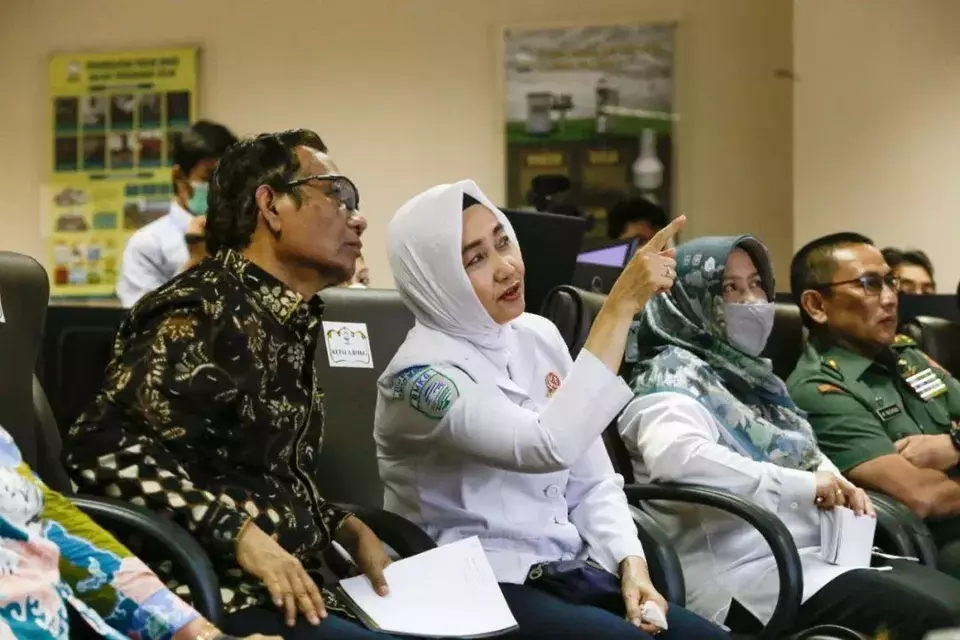 Kepala Badan Meteorologi, Klimatologi, dan Geofisika (BMKG) Dwikorita Karnawati memperlihatkan monitoring Climate Early Warning BMKG untuk mendukung pengendalian Karhutla, di Jakarta, Rabu (25/1/2023).
