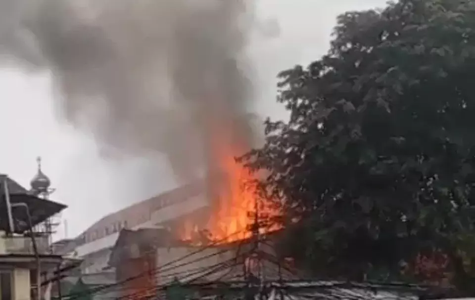 Satu unit rumah berlantai dua yang dijadikan tempat indekos di Jalan Otista Raya 78 terbakar pada Jumat (14/1/2023).
