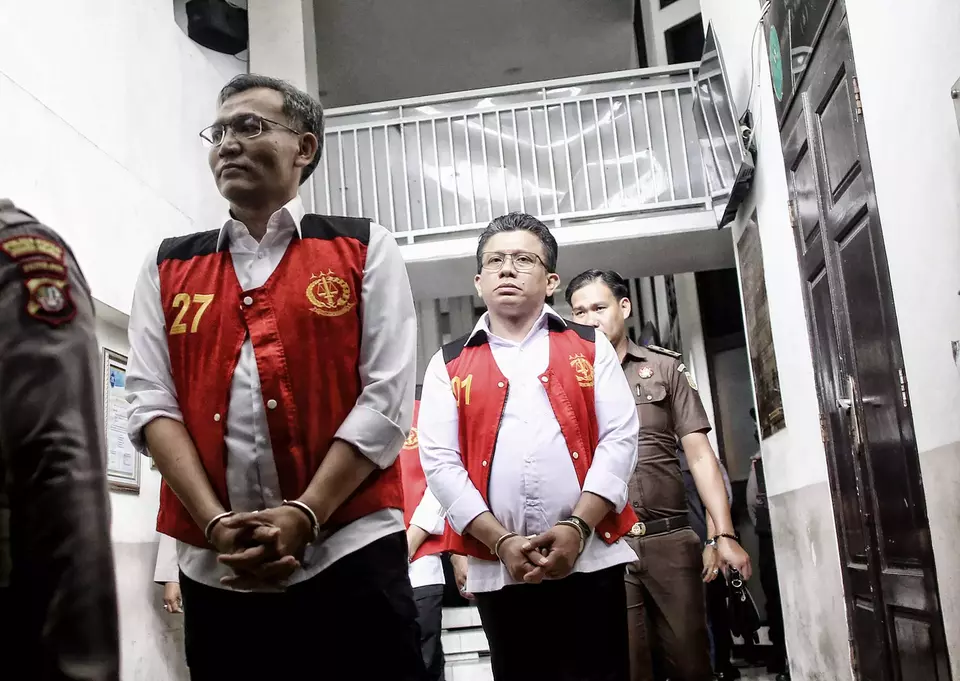 Terdakwa pembunuhan berencana Brigadir Nofriansyah Yosua Hutabarat atau Brigadir J, Ferdy Sambo (kanan), bersama terdakwa kasus perintangan penyidikan tewasnya Brigadir Nofriansyah Yosua Hutabarat atau Brigadir J, Agus Nurpatria (dua kiri), berjalan menuju mobil tahanan usai menjalani agenda sidang di Pengadilan Negeri Jakarta Selatan, Jumat 27 Januari 2023.