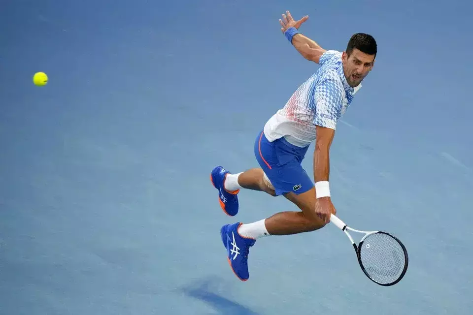 Aksi Novak Djokovic pada laga semifinal Australia Open 2023.