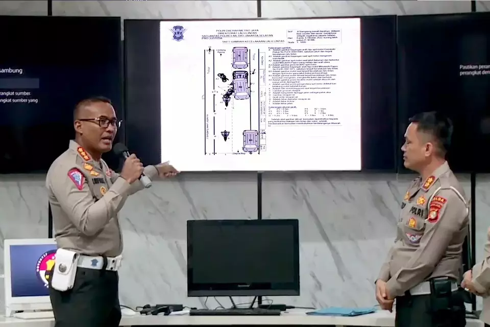 Dirlantas Polda Metro Jaya Kombes Pol Latif Usman, Jumat, 27/1/2023), memperlihatkan gambar simulasi reka ulang kecelakaan mahasiswa UI, Moh Hasya Athallah Saputra.