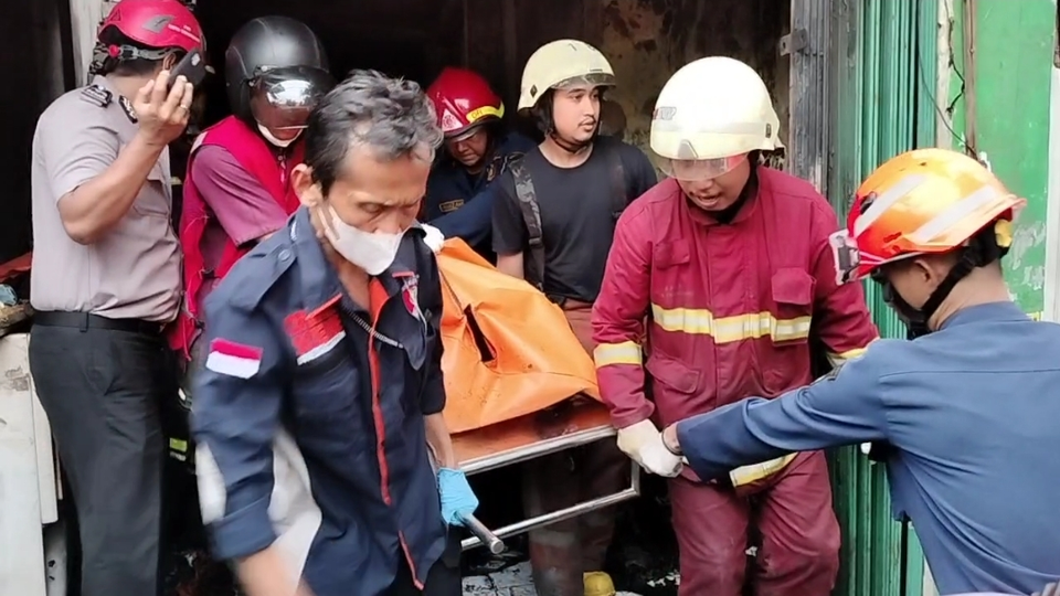 Petugas mengevakuasi jenazah korban kebakaran di sebuah ruko laundry di Kota Tangerang, Jumat, 27 Januari 2023.