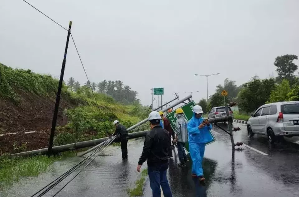 Petugas PLN memperbaiki jaringan rusak akibat banjir dan tanah longsor di Manado, Sabtu 28 Januari  1023. 