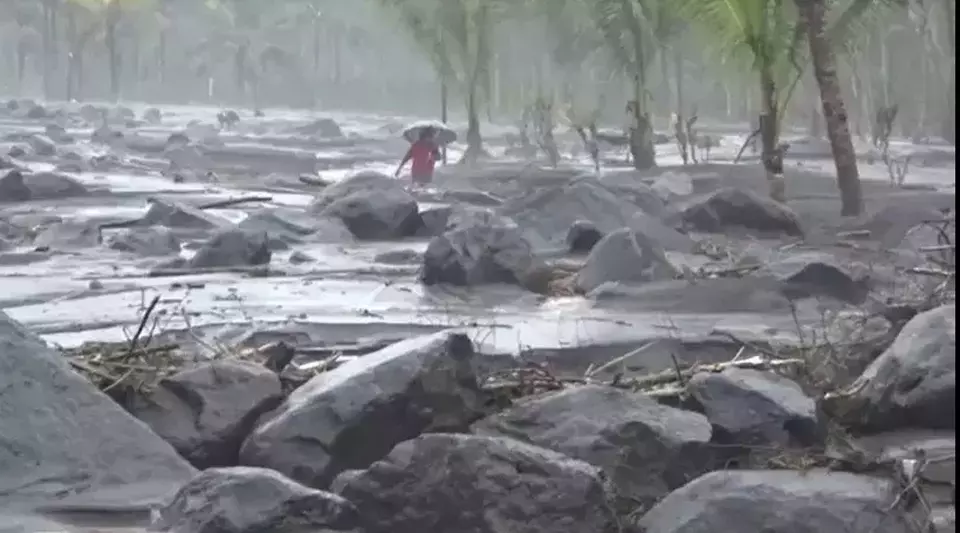 Hujan yang mengguyur wilayah lereng Gunung Semeru pada Minggu sore, 29 Januari 2023 menyebabkan banjir lahar yang cukup besar.