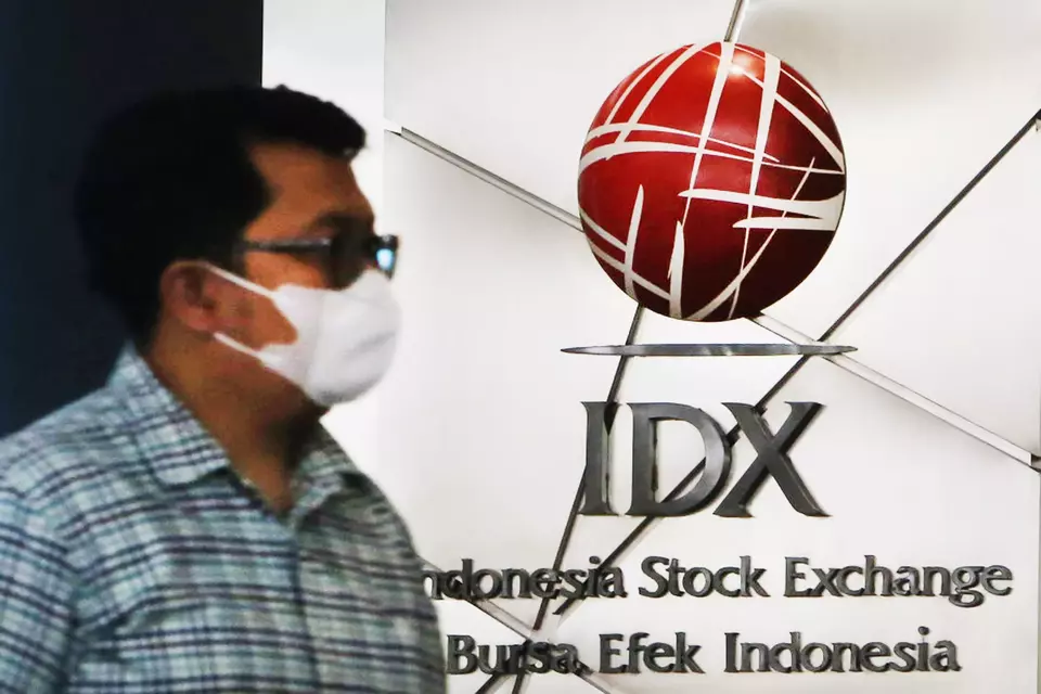 Pengunjung melintas di depan logo Bursa Efek Indonesia (BEI), Jakarta.