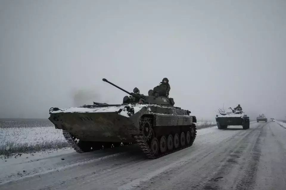 Kendaraan tempur infanteri BMP-2 Ukraina melaju dalam konvoi di jalan licin di wilayah Donetsk pada 30 Januari 2023.