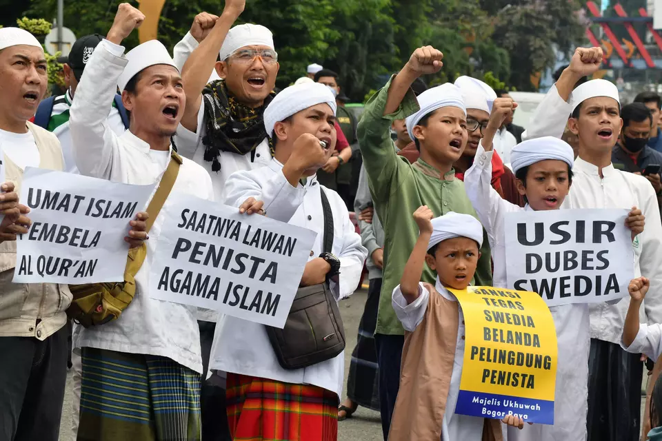 Pengunjuk rasa yang tergabung dalam Majelis Ukhuwah Bogor Raya melakukan aksi bela Al Qur'an.
