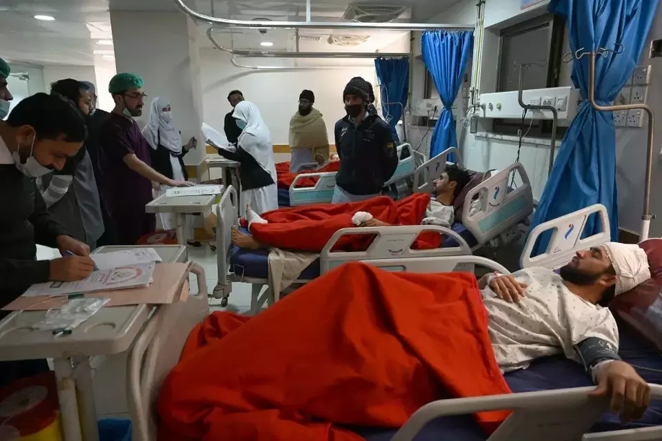 Polisi yang terluka dirawat di rumah sakit pemerintah, Selasa 31 Januari 2023, sehari serangan bom di masjid markas polisi di Peshawar.