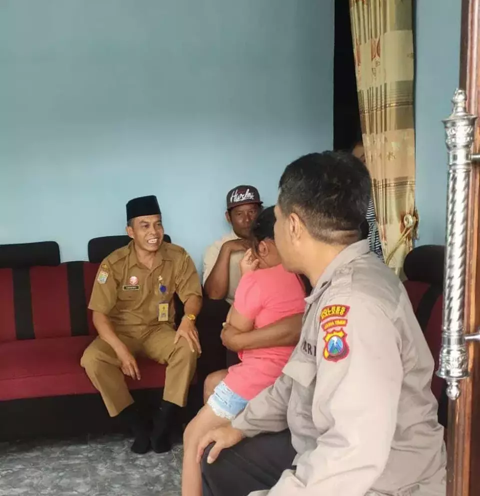 Petugas Polres Malang saat mendatangi rumah orang tua VE, bocah SD yang lolos dari upaya penculikan, Senin 30 Januari 2023.