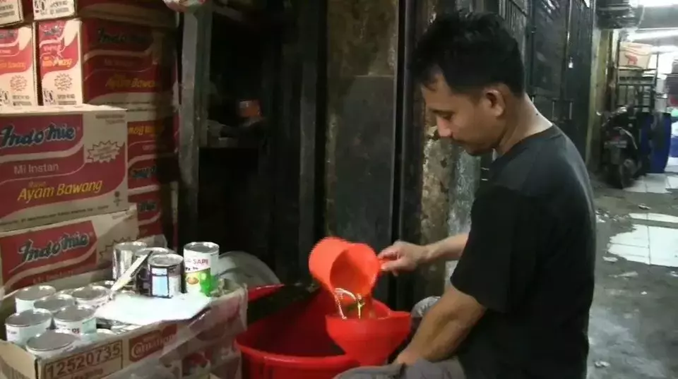 Pedagang di pasar tradisional pun terpaksa beralih ke minyak goreng curah akibat kelangkaan Minyakita.
