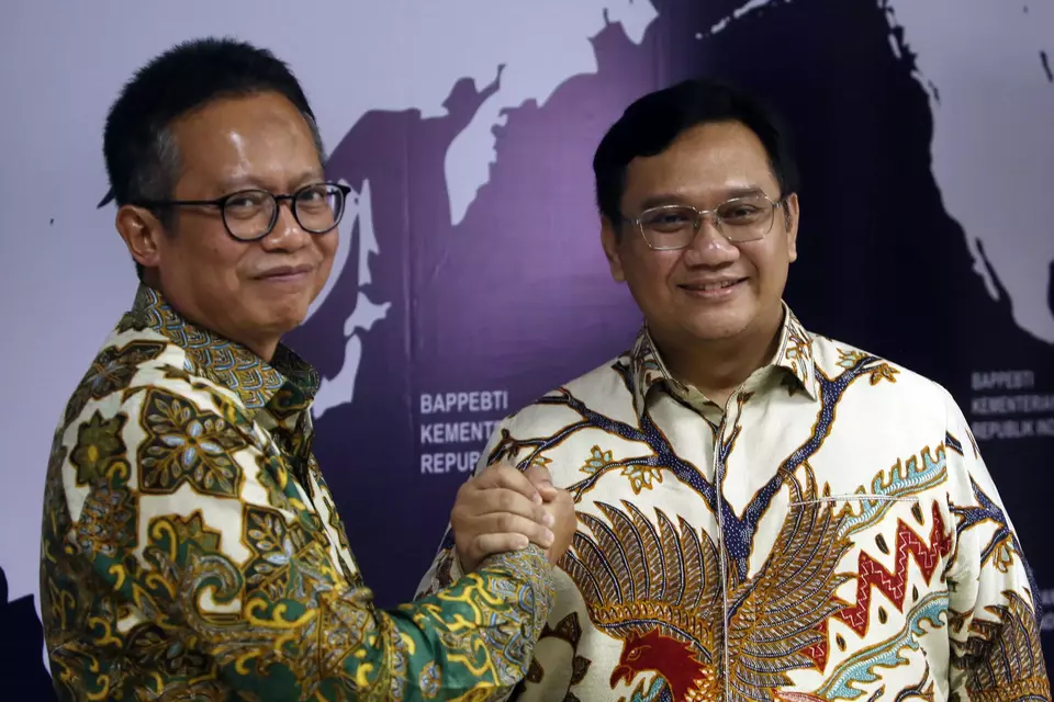 Anggota Ombudsman Yeka Hendra Fatika (kanan) bersama Plt Kepala Badan Pengawas Perdagangan Berjangka Komoditi atau Bappebti Didid Noordiatmoko saat jumpa pers di Jakarta, Kamis, 2 Februari 2023.
