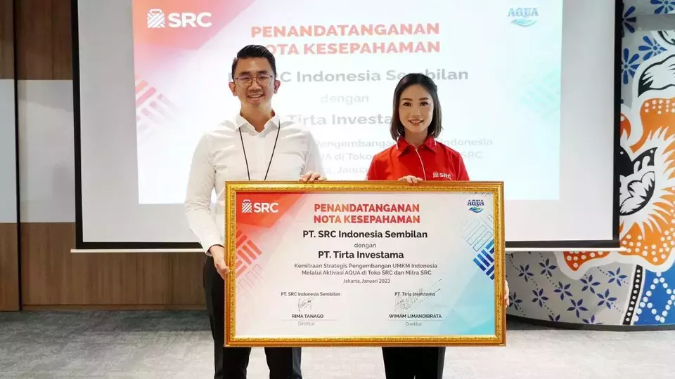 Direktur PT SRC Indonesia Sembilan Rima Tanago (kanan) dan Direktur PT Tirta Investama Wimam Limandibrata (kiri) dalam Penandatanganan Nota Kesepahaman Kemitraan Strategis Pengembangan UMKM Indonesia Melalui Aktivasi Aqua di Toko SRC dan mitra SRC, di Jakarta, Kamis, 2 Februari 2023