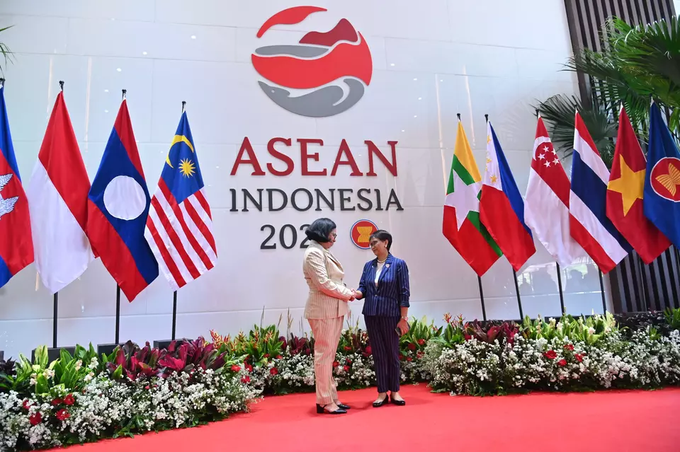 Menteri Luar Negeri (Menlu) RI Retno Marsudi menyambut kehadiran perdana perwakilan negara Timor Leste di pertemuan ASEAN Coordinating Council (ACC) yang ke-32 di Sekretariat ASEAN, Jakarta, Jumat, 3 Januari 2023.