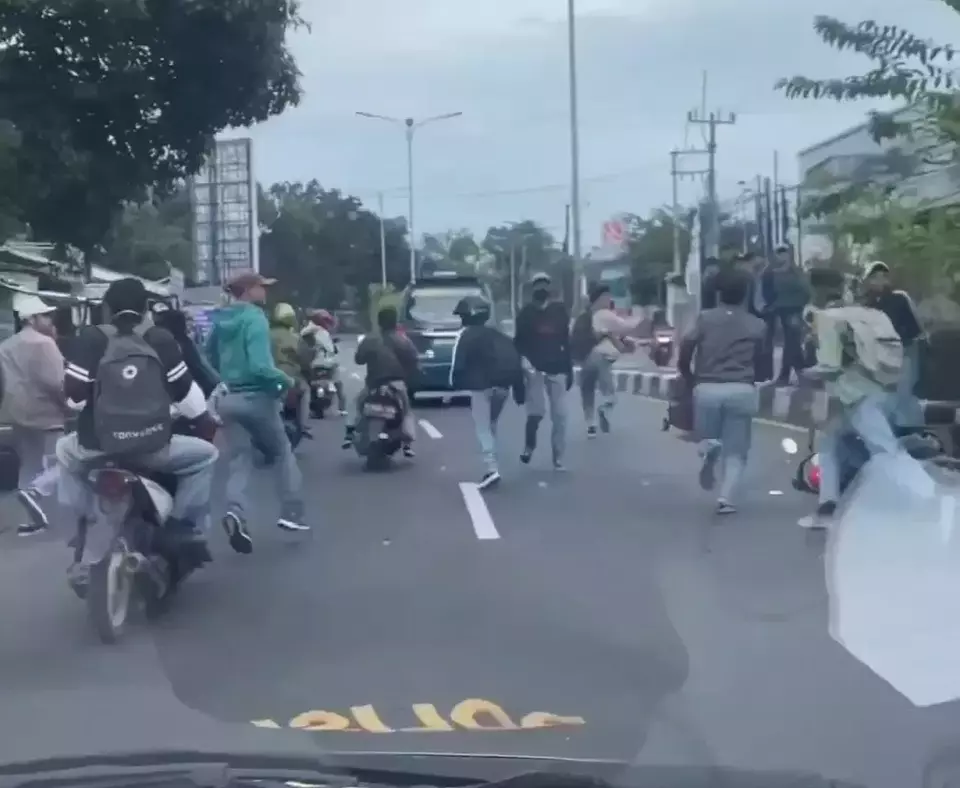 Warga membubarkan tawuran pelajar di Jalan Raya Jakarta-Bogor, Kelurahan Cikaret, Kecamatan Cibinong, Kabupaten Bogor, Jumat 3 Februari 2023.