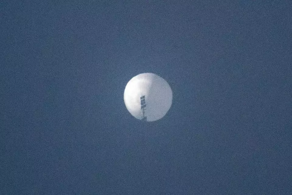 Foto yang diambil pada 1 Februari 2023 menunjukkan benda udara yang dicurigai balon mata-mata Tiongkok yang di langit di atas Billings, Montana, AS.