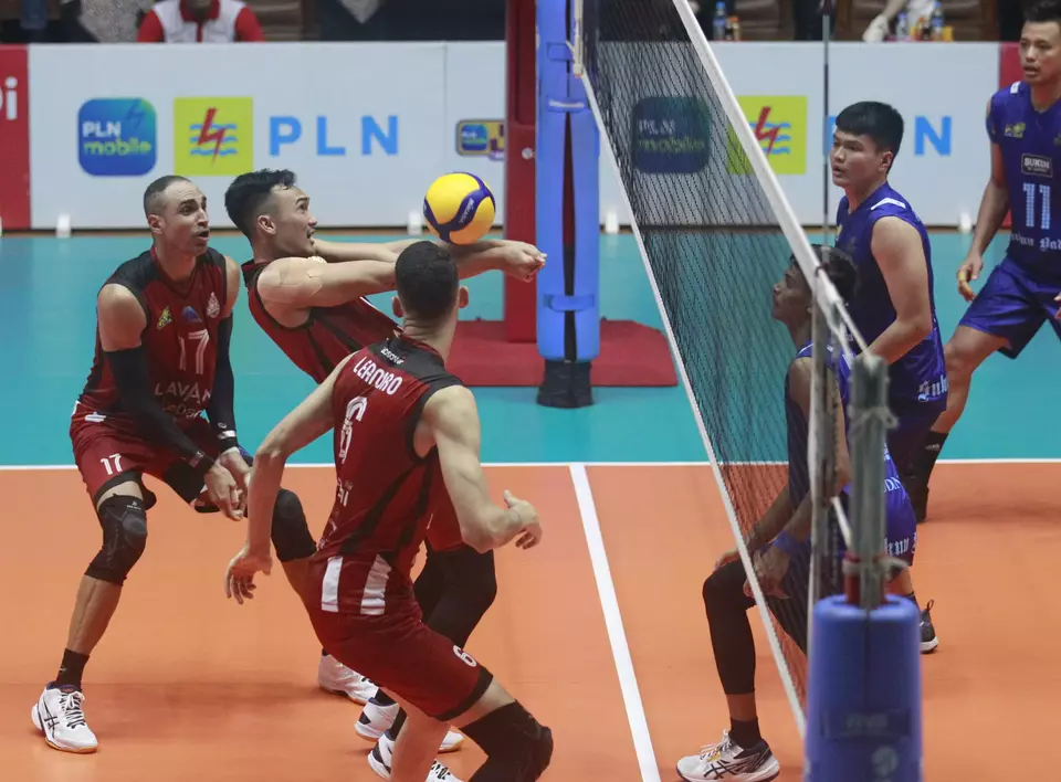 Pemain Jakarta Lavani Allo Bank Hendra Kurniawan menerima bola saat berhadapan dengan Kudus Sukun Badak pada pertandingan kompetisi bola voli PLN Mobile Proliga 2023 di GOR Tri Dharma Petrokimia Gresik, Jatim, Sabtu 4 Februari 2023.