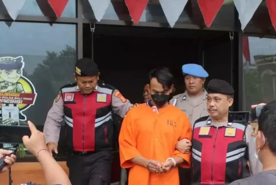 Polisi menunjukkan tersangka pencuri barang berupa uang tunai di Kepolisian Resor Bandara Ngurah Rai, Bali, Sabtu 4 Februari 2023.