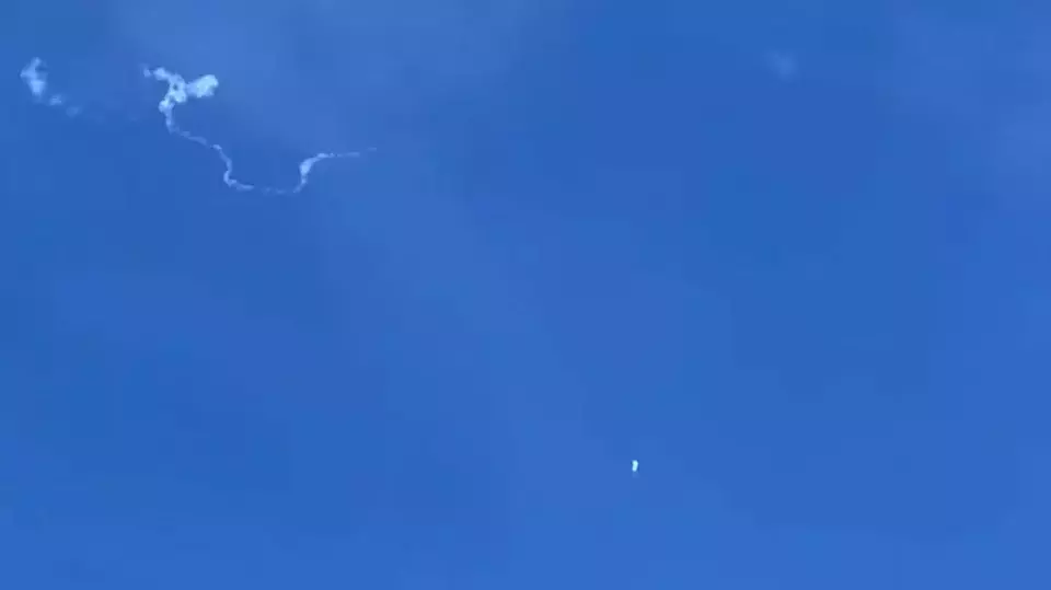 Gambar dari video ponsel oleh Haley Walsh di Pantai Myrtle, Carolina Selatan, menunjukkan dugaan balon mata-mata Tiongkok setelah ditembak jatuh pada 4 Februari 2023.