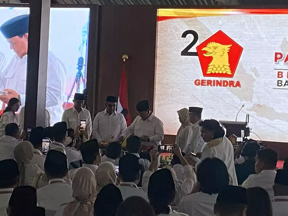 Ketua Umum Partai Gerindra Prabowo Subianto saat pemotongan tumpeng dalam perayaan HUT ke-15 Partai Gerindra, Senin, 6 Februari 2023.