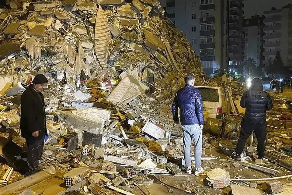 Warga mengecek bangunan yang runtuh di Diyarbakir, Turki, Senin, 6 Februari 2023.