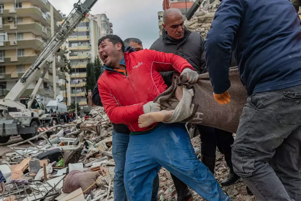 Kebanyakan korban tewas adalah mereka yang tertimbun di reruntuhan bangunan. Tampak warga dan petugas mengeluarkan mayat dari reruntuhan bangunan di Adana, Turki, pada 6 Februari 2023 setelah gempa Turki berkekuatan M 7,8.