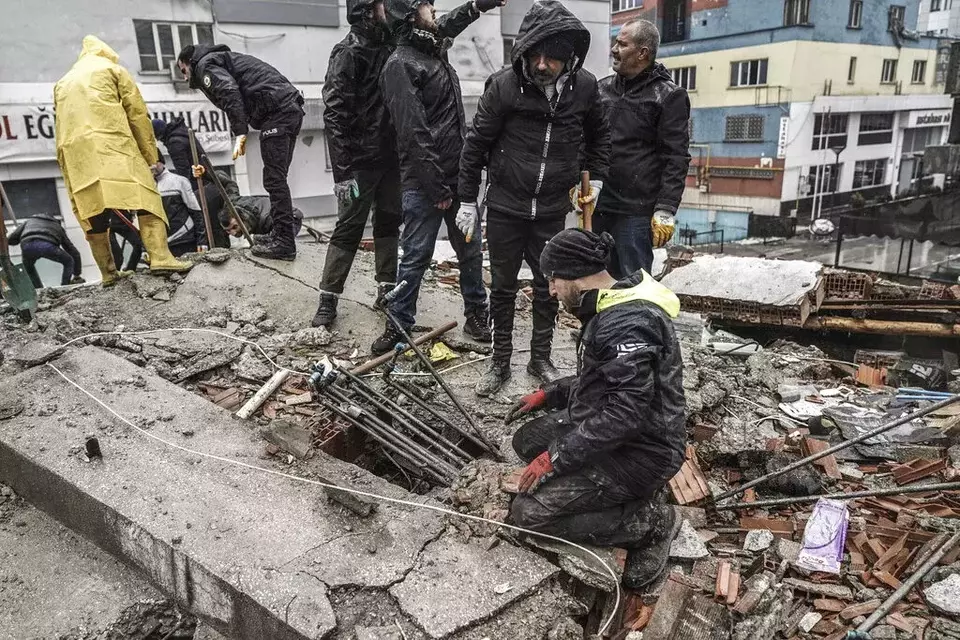 Warga dan tim darurat mencari orang-orang di reruntuhan bangunan yang hancur di Gaziantep, Turki, Senin, 6 Februari 2023.