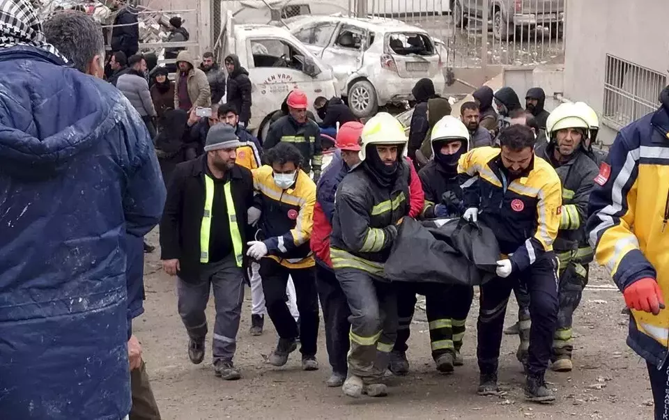 Petugas membawa jenazah korban gempa di Turki, Senin, 6 Februari 2023.