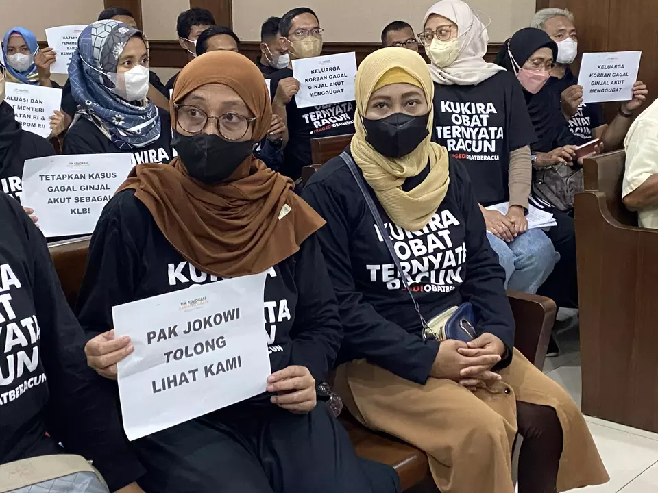 Para keluarga korban gagal ginjal akut anak (GGAPA) hadir dalam sidang kedua gugatan perwakilan kelompok alias class action terkait GGAPA di Pengadilan Negeri Jakarta Pusat (PN Jakpus), pada Selasa, 7 Februari 2023.