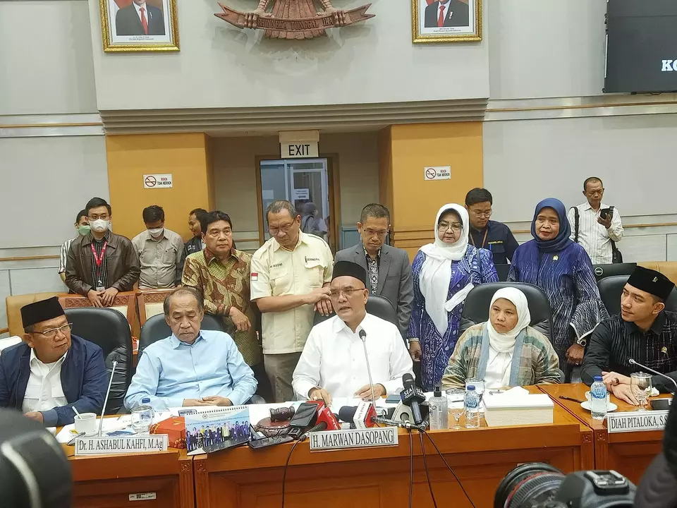 Ketua Komisi VIII Ashabul Kahfi (kedua dari kiri) dalam konferensi di Ruang Komisi VIII DPR, Kompleks Parlemen, Senayan, Jakarta, Rabu, 8 Februari 2023.