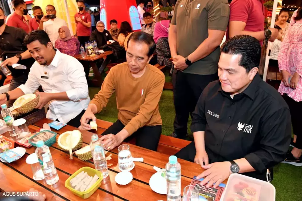 Presiden Jokowi bersama Menteri BUMN Erick Thohir dan Walikota Medan Bobby Afif Nasution saat menyantap Durian di Medan, Sumatera Utara, Rabu malam, 9 Februari 2023.