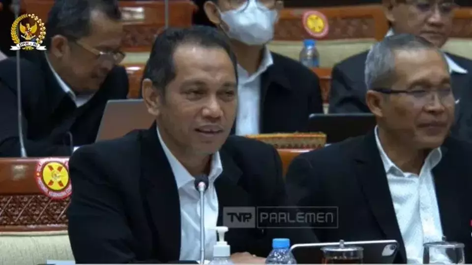Wakil Ketua Komisi Pemberantasan Korupsi (KPK) Nurul Ghufron (kiri) dalam rapat kerja dengan Komisi III DPR RI di kompleks parlemen, Senayan, Jakarta, Kamis, 9 Februari 2023.