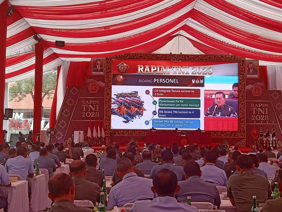 Panglima TNI Laksamana Yudo Margono saat memberikan arahan pada rapat pimpinan (rapim) TNI 2023 di Museum Satria Mandala, Jakarta Selatan, Kamis, 9 Februari 2023.