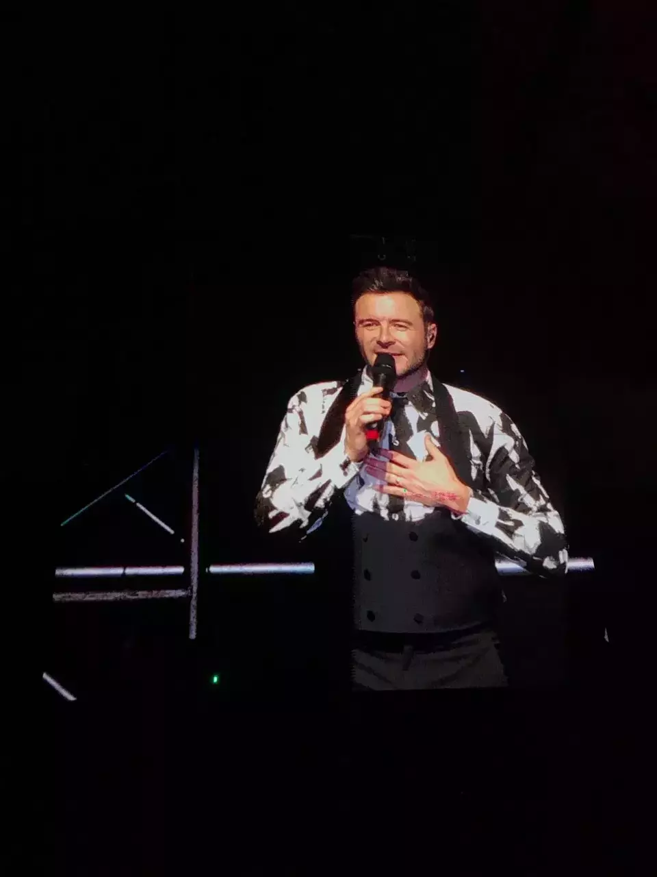 Shane Filan dalam penampilannya di konser bersama Westlife Kamis (09/02/2023). 