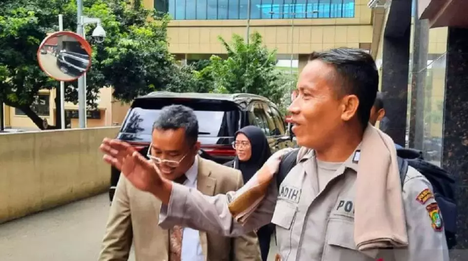 Bripka Madih didampingi penasihat hukumnya selesai memberikan klarifikasi kepada penyidik Satgas Antimafia Tanah di Bareskrim Polri, Jakarta, Jumat 10 Februari 2023.