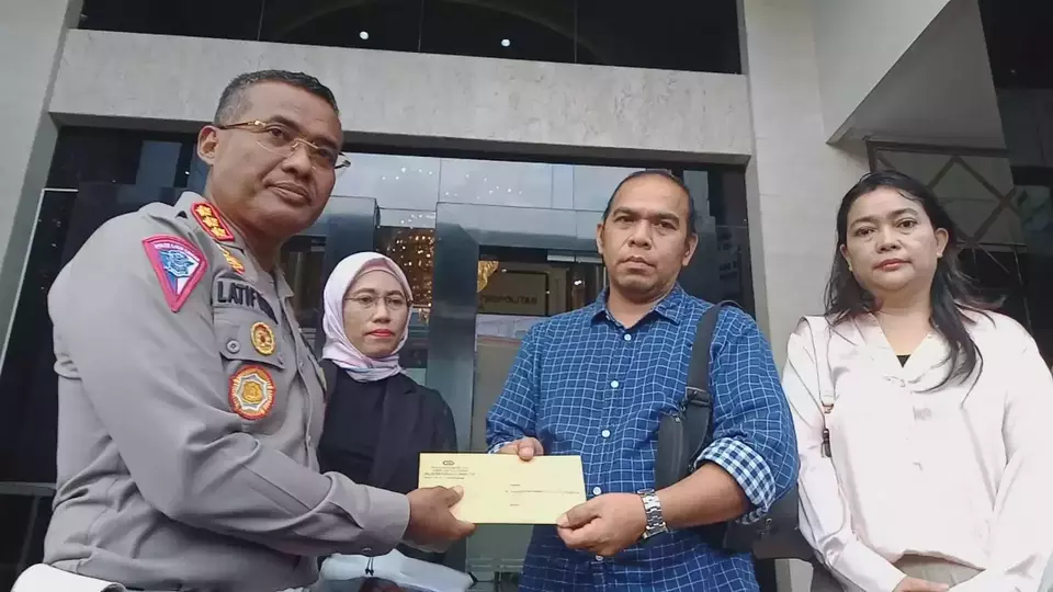 Direktur Lalu Lintas Polda Metro Jaya, Komisaris Besar Polisi M Latif Usman menyerahkan surat pencabutan status tersangka mahasiswa UI Muhammad Hasya Athallah dalam kasus kecelakaan maut yang menewaskannya.