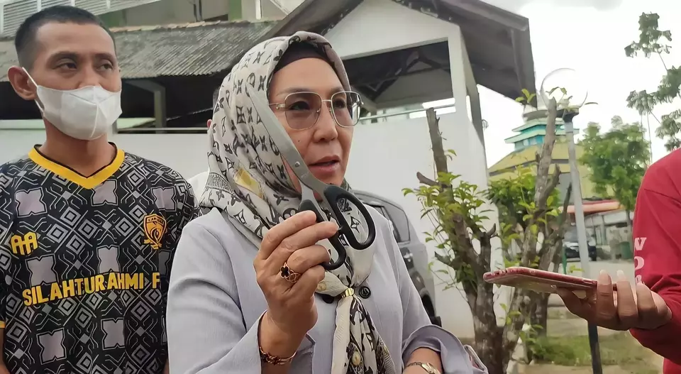 Titis Rachmawati, kuasa hukum keluarga bayi yang jarinya terpotong menunjukkan gunting yang digunakan perawat RS Muhammadiyah Palembang saat membuka infus korban. 